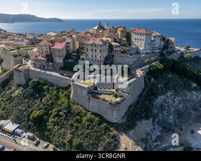 Vue aérienne de la Citadelle de Calvi en haute-Corse - bastion maritime français en Méditerranée avec murs défensifs Banque D'Images