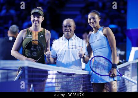​Li Ning (au centre) a servi d'invité de lancer de pièce pour le match et a posé pour une photo avec les joueurs.​ Beijing, China.29th September 2025. Lors du troisième tour féminin de l'Open de Chine 2025 qui s'est tenu à Pékin, la joueuse chinoise Zheng Qinwen a affronté la joueuse tchèque Linda Noskova. Zheng a pris sa retraite en raison d'une blessure au cours de la série décisionnelle, le 29 septembre 2025. La photo montre Noskova pendant le match. Crédit : Han Haidan/China News Service/Alamy Live News Banque D'Images