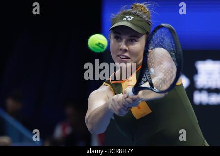 Beijing, Chine.29 septembre 2025. Lors du troisième tour féminin de l'Open de Chine 2025 qui s'est tenu à Pékin, la joueuse chinoise Zheng Qinwen a affronté la joueuse tchèque Linda Noskova. Zheng a pris sa retraite en raison d'une blessure au cours de la série décisionnelle, le 29 septembre 2025. La photo montre Noskova pendant le match. Crédit : Han Haidan/China News Service/Alamy Live News Banque D'Images