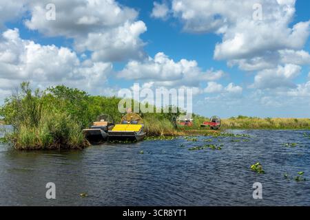 Hydroglisseurs sur l'eau, paysage pittoresque marécageux dans le parc national des Everglades, Floride Banque D'Images