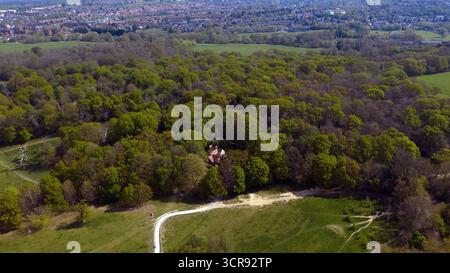 Vue aérienne de Beckenham place Park, regardant vers l'ancienne zone boisée, avec Bromley au-delà, Londres Banque D'Images