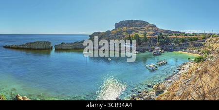 Vue panoramique sur la paisible baie de Paulus de Lindos aux eaux turquoise, entourée de falaises, Acropole, Lindos, Rhodes, île, Grèce Banque D'Images