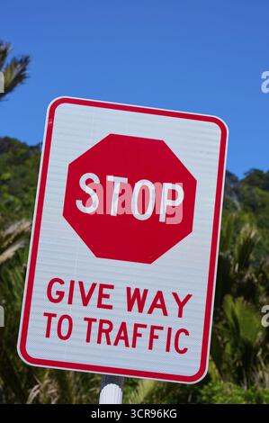 Panneau d'arrêt indiquant laisser place sur une route sous un ciel bleu clair, Pancake Rocks, Westport, Greymouth, West Coast, île du Sud, Nouvelle-Zélande Banque D'Images
