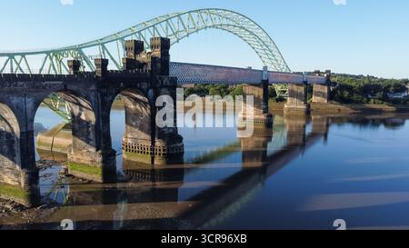Vue aérienne du pont Silver Jubilee et viaduc ferroviaire au-dessus de la rivière Mersey à Widnes Banque D'Images