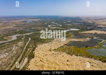 (250930) -- YULI, 30 septembre 2025 (Xinhua) -- une photo de drone aérien prise le 20 septembre 2025 montre une vue de la rivière Tarim et de la végétation sur ses rives dans le canton de Karquga du comté de Yuli, préfecture autonome mongole de Bayingolin, région autonome ouïgoure du Xinjiang au nord-ouest de la Chine. Le fleuve Tarim, qui longe le bord du bassin aride du Tarim, est le plus long fleuve intérieur de Chine, couvrant une zone de drainage de 1,02 millions de kilomètres carrés. Serpentant le long de la rive nord du désert de Taklimakan, la rivière nourrit environ 15 millions de mu (1 million d'hectares) de populus euphratica Banque D'Images