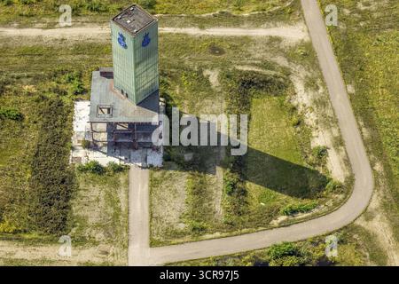 Vue aérienne, quartier verrier, ancien bâtiment et vue historique d'une ancienne mine de charbon avec tour de mine, chantier de construction avec nouveau bâtiment pour Banque D'Images