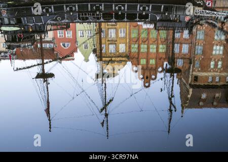 Promenade au bord de l'eau avec réflexion au lever du soleil dans la vieille ville, rivière Motlawa, Gdansk, Gdansk, Pologne Banque D'Images