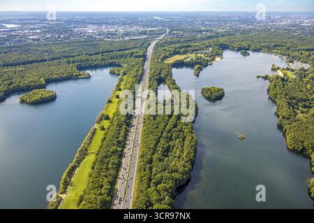 Vue aérienne, Unterbacher See avec lido et camping, île ensoleillée, autoroute A46, Unterbach, Duesseldorf, région de la Ruhr, Rhénanie du Nord-Westphalie, Allemagne, m Banque D'Images