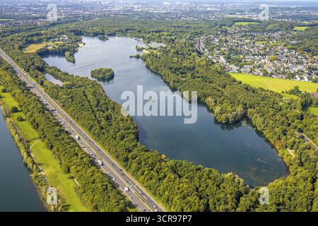 Vue aérienne, Unterbacher See avec lido et camping, île ensoleillée, autoroute A46, Unterbach, Duesseldorf, région de la Ruhr, Rhénanie du Nord-Westphalie, Allemagne, m Banque D'Images