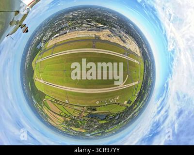 Photo aérienne, aéroport dus Duesseldorf avec piste et piste d'atterrissage, globe, image fisheye, image à 360 degrés, monde minuscule, petite planète, image fisheye Banque D'Images