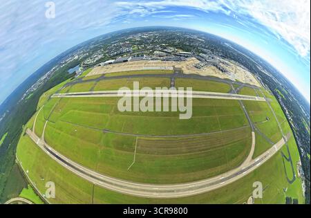 Photo aérienne, aéroport dus Duesseldorf avec piste et piste d'atterrissage, globe, image fisheye, image à 360 degrés, monde minuscule, petite planète, image fisheye Banque D'Images