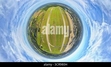 Photo aérienne, aéroport dus Aéroport Duesseldorf avec piste et piste d'atterrissage, globe, image fisheye, image à 360 degrés, monde minuscule, petite planète, fishey Banque D'Images