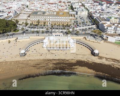 Vue partielle sur le vieux quartier de la ville de Cadix. Proéminent la plage de Caleta et le vieux Balneario de la Palma. Vue aérienne. Tir par drone. Cadix p Banque D'Images