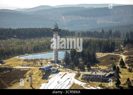 Vue aérienne, Ettelsberg avec Ettelsturm, Hochheideturm, Ettelsberg-See, Siggis Huette, auberge de montagne confortable à l'arrêt du téléphérique, à Willingen en Hesse. Banque D'Images