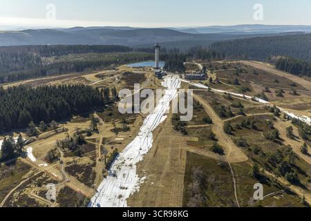 Vue aérienne, Ettelsberg avec Ettelsturm, Hochheideturm, Ettelsberg-See, Siggis Huette, auberge de montagne confortable à l'arrêt du téléphérique, à Willingen en Hesse. Banque D'Images
