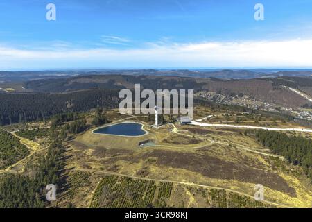 Vue aérienne, Ettelsberg avec Ettelsturm, Hochheideturm, Ettelsberg-See, Siggis Huette, auberge de montagne confortable à l'arrêt du téléphérique, à Willingen en Hesse. Banque D'Images