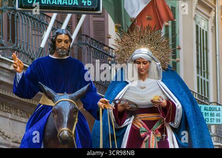 Gros plan des images titulaires de l’Archconfraternité Pollinica, notre Père Jésus entrant à Jérusalem (sur le dos d’un âne) et Marie très Sainte de Banque D'Images