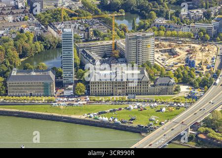 Vue aérienne, événement avec pavillons sur la prairie à la Chancellerie d'Etat à côté de la Rheinkniebruecke, sur le chantier de construction de droite Haroldstrasse, d Banque D'Images