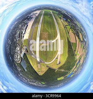 Photo aérienne, aéroport dus Aéroport Duesseldorf avec piste et piste d'atterrissage, globe, image fisheye, image à 360 degrés, monde minuscule, petite planète, fishey Banque D'Images