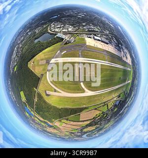 Photo aérienne, aéroport dus Aéroport Duesseldorf avec piste et piste d'atterrissage, globe, image fisheye, image à 360 degrés, monde minuscule, petite planète, fishey Banque D'Images