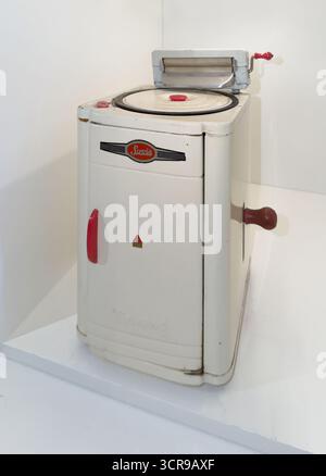 Modèle de machine à laver miniature vintage Triang servis avec des caractéristiques de design classiques et essoreuse manuelle, affiché dans un cadre lumineux et minimaliste Banque D'Images