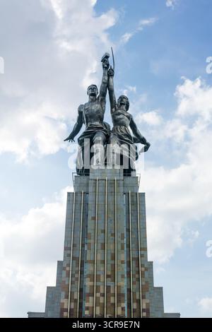 Moscou, Russie - 22 juillet 2025 : monument ouvrier et femme Kolkhoz Banque D'Images