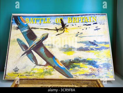 Boîte de jeu vintage Battle of Britain représentant une scène de combat aérien de la seconde Guerre mondiale avec des avions de la RAF et de la Luftwaffe au-dessus de la campagne dans un style rétro classique Banque D'Images