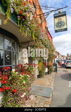 Fleurs colorées dans une grande boîte de fenêtre et paniers suspendus, Royal Oak public House, Marlborough, Wiltshire, Angleterre, Royaume-Uni Banque D'Images