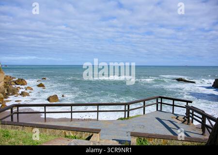 Terrasse en bois surplombant les vagues pittoresques de l'océan Banque D'Images