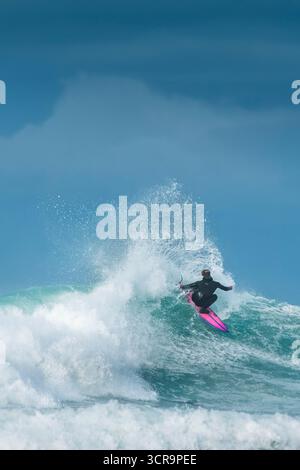 Spectaculaire action de surf à Fistral Beach à Newquay en Cornouailles au Royaume-Uni. Banque D'Images