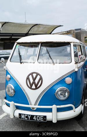 L'avant d'un camping-car Split Screen VW garé à Newquay en Cornmwall au Royaume-Uni. Banque D'Images