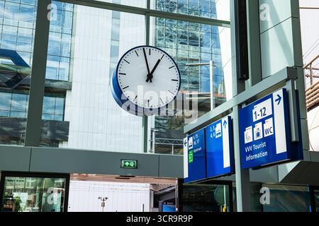 La Haye, pays-Bas, 27 août 2025. Grande horloge suspendue analogique à l'intérieur de la gare principale. Gros plan, regardant vers le haut tir, pas de gens Banque D'Images