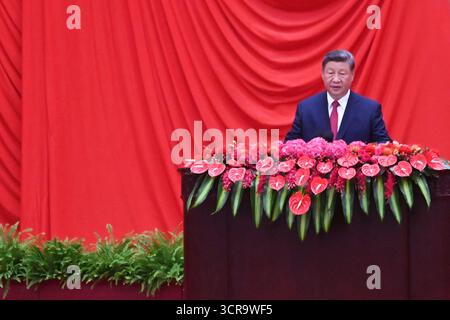 Pékin, Chine. 30 septembre 2025. XI Jinping, Président de la Chine, prononce un discours dans la Grande salle du peuple avant la fête nationale chinoise pour marquer la fondation de la République populaire de Chine le 1er octobre 1949. Crédit : Johannes Neudecker/dpa/Alamy Live News Banque D'Images