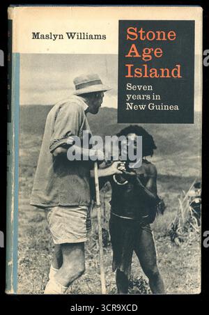 Livre relié des années 1960, jaquette de couverture, 'Stone Age Island - Seven Years in New Guinea', par l'anthropologue Maslyn Williams, publié en 1964, Royaume-Uni Banque D'Images