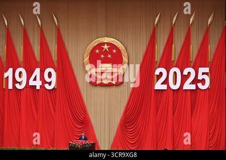 Pékin, Chine. 30 septembre 2025. XI Jinping, Président de la Chine, prononce un discours dans la Grande salle du peuple avant la fête nationale chinoise pour marquer la fondation de la République populaire de Chine le 1er octobre 1949. Crédit : Johannes Neudecker/dpa/Alamy Live News Banque D'Images