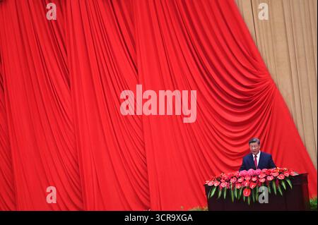 Pékin, Chine. 30 septembre 2025. XI Jinping, Président de la Chine, prononce un discours dans la Grande salle du peuple avant la fête nationale chinoise pour marquer la fondation de la République populaire de Chine le 1er octobre 1949. Crédit : Johannes Neudecker/dpa/Alamy Live News Banque D'Images