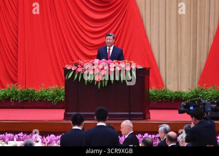 Pékin, Chine. 30 septembre 2025. XI Jinping, Président de la Chine, prononce un discours dans la Grande salle du peuple avant la fête nationale chinoise pour marquer la fondation de la République populaire de Chine le 1er octobre 1949. Crédit : Johannes Neudecker/dpa/Alamy Live News Banque D'Images