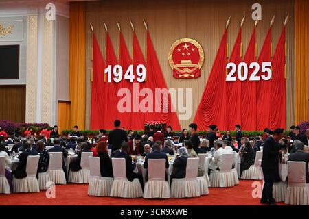 Pékin, Chine. 30 septembre 2025. Les gens sont assis à des tables dans une salle dans la Grande salle du peuple. La Chine a organisé une réception à la veille de la Fête nationale pour marquer la fondation de la République populaire de Chine en 1949. Crédit : Johannes Neudecker/dpa/Alamy Live News Banque D'Images