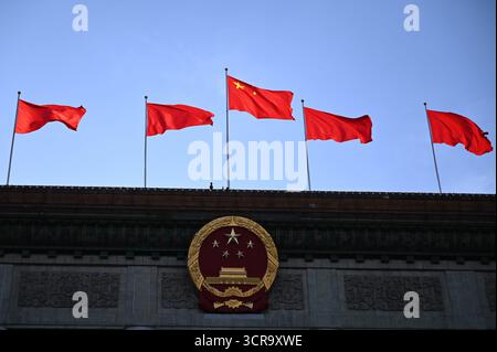 Pékin, Chine. 30 septembre 2025. L'emblème de la République populaire de Chine est arboré sur la Grande salle du peuple. La Chine a organisé une réception à la veille de la Fête nationale pour marquer la fondation de la République populaire de Chine en 1949. Crédit : Johannes Neudecker/dpa/Alamy Live News Banque D'Images