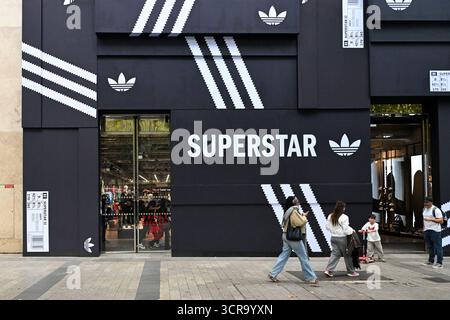 Paris, France. 29 septembre 2025. Illustration du logo d'Addidas, à Paris, France le 29 septembre 2025. Photo de Lionel Urman/ABACAPRESS.COM crédit : Abaca Press/Alamy Live News Banque D'Images