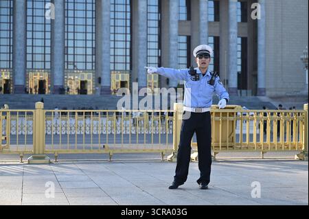 Pékin, Chine. 30 septembre 2025. Un policier contrôle la circulation devant la Grande salle du peuple. La Chine a organisé une réception à la veille de la Fête nationale pour marquer la fondation de la République populaire de Chine en 1949. Crédit : Johannes Neudecker/dpa/Alamy Live News Banque D'Images