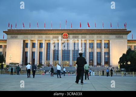 Pékin, Chine. 30 septembre 2025. L'emblème de la République populaire de Chine est arboré sur la Grande salle du peuple. La Chine a organisé une réception à la veille de la Fête nationale pour marquer la fondation de la République populaire de Chine en 1949. Crédit : Johannes Neudecker/dpa/Alamy Live News Banque D'Images