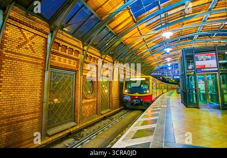 BERLIN, ALLEMAGNE - le 3 octobre 2019 : l'ancienne gare de l'U-Bahn ligne arrive à la gare de Hackescher Markt, le 3 octobre à Berlin Banque D'Images