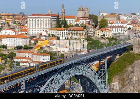 Célèbre pont de Porto Ponte Luis avec train jaune vue de dessus. Pont de métro avec train. Concept de transport urbain. Point de repère de Porto par jour ensoleillé. Banque D'Images
