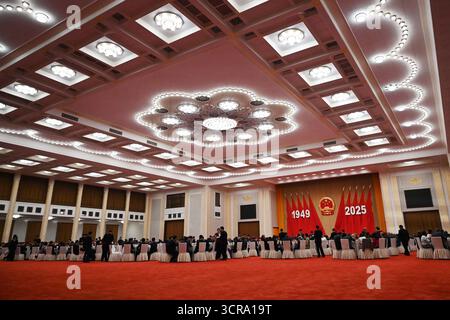 Pékin, Chine. 30 septembre 2025. Les gens sont assis à des tables dans une salle dans la Grande salle du peuple. La Chine a organisé une réception à la veille de la Fête nationale pour marquer la fondation de la République populaire de Chine en 1949. Crédit : Johannes Neudecker/dpa/Alamy Live News Banque D'Images