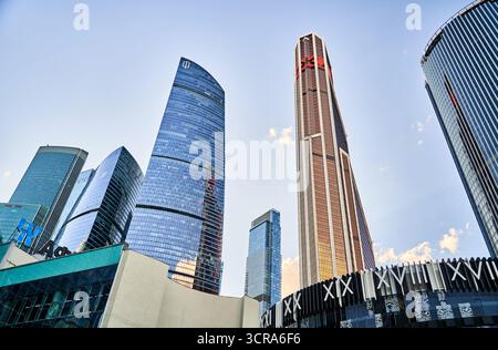 Moscou, Russie - 30.07.2022: Une vue de dessous des gratte-ciels de la ville de Moscou. Centre d'affaires international Banque D'Images