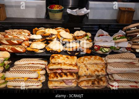 Divers sandwichs sur une étagère de boulangerie. Petits déjeuners délicieux et sains. Banque D'Images