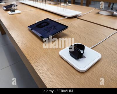 Manchester, Royaume-Uni - 29 septembre 2025 : Modern Tech Setup montre une montre intelligente Apple Watch Ultra 3 et une tablette sur un bureau en bois, prête pour les tests. Banque D'Images