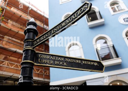 19 septembre 2025, Grande-Bretagne, Gibraltar : un panneau indiquant 'Tourist information' et 'Gibraltar nature Reserve Upper Rock' est vu dans la rue commerçante 'main Street' le 19 septembre 2025 dans le centre-ville de Gibraltar (territoire britannique d'outre-mer, Royaume-Uni). La rue principale de Gibraltar, connue sous le nom de main Street, est la zone piétonne centrale du territoire et un quartier commerçant populaire connu pour les articles hors taxes tels que le tabac, l'alcool et l'électronique, ainsi que les marques britanniques et internationales. (ville, lieu, vue sur la ville, image de symbole, photo de symbole, image de thème, image générale, phot de thème Banque D'Images