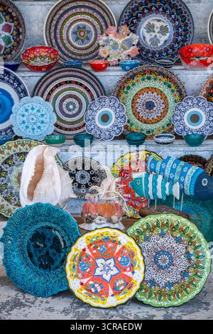 Sélection de céramiques grecques peintes à la main de couleurs vives en vente dans une boutique de cadeaux touristique sur l'île grecque de Zante ou Zakynthos. Boutique de cadeaux grecque Banque D'Images